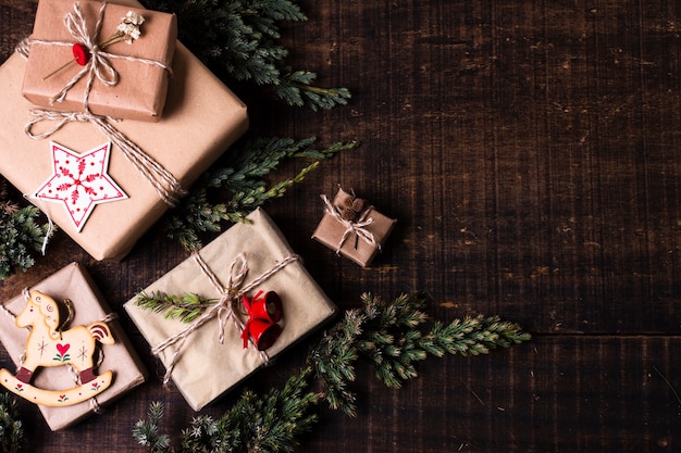 Lindos regalos envueltos con espacio de copia