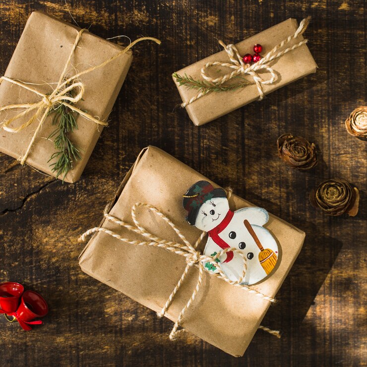 Foto gratuito lindos regalos de navidad en la mesa