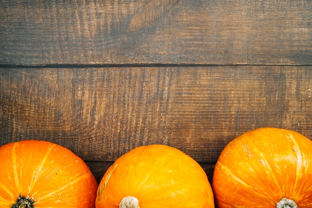 Línea de calabazas naranjas