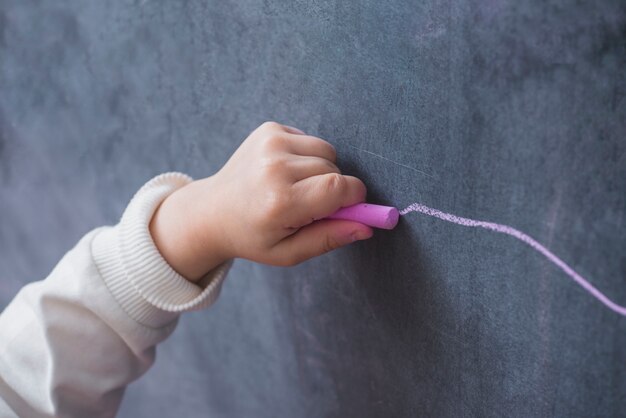 Línea de dibujo a mano de niño