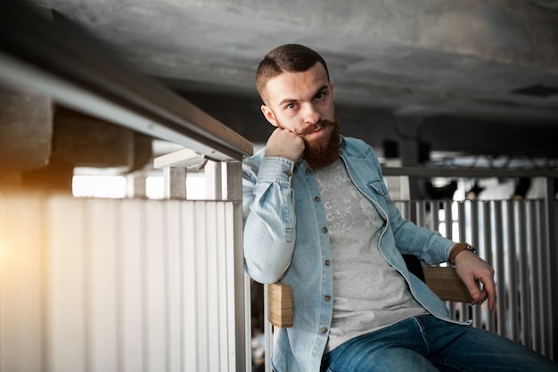 En línea hombre joven portátil adulto