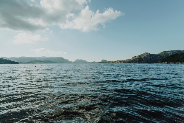 Línea de horizonte de un lago