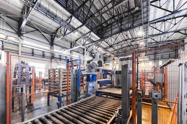 Línea de montaje de equipos de planta operativa moderna que produce concepto de taller de metalurgia de maquinaria de industria pesada de fibra de vidrio
