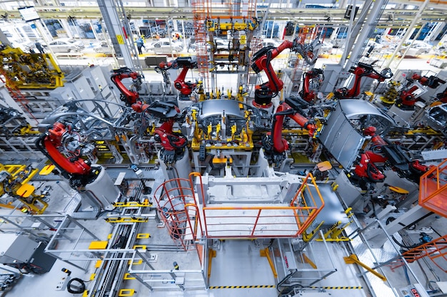 Línea de producción de automóviles nuevos Soldadura automatizada de carrocerías en la línea de producción El brazo robótico en la línea de producción de automóviles está funcionando