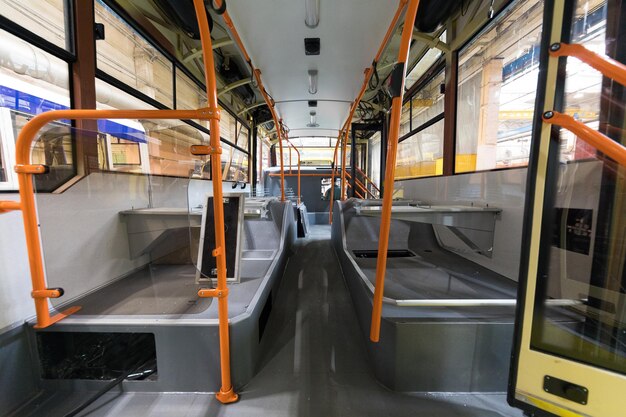 Línea de producción de trolebuses, autobús automático moderno, vehículo de fabricación, salón de automóviles