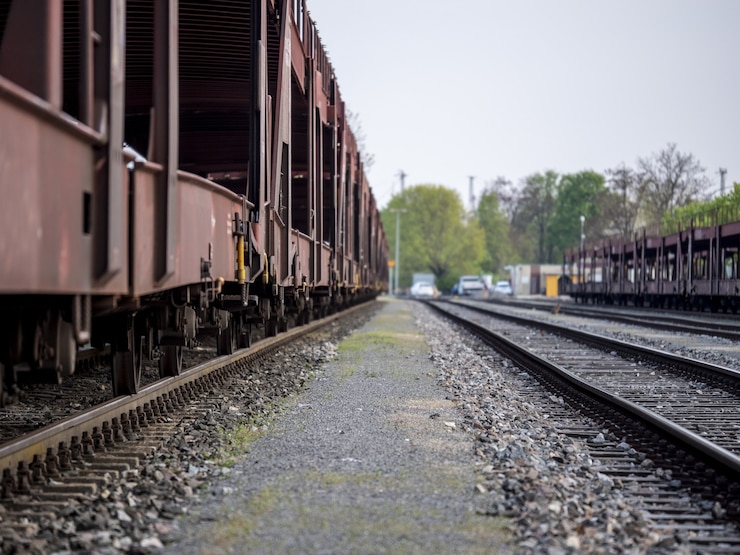 Foto gratuito línea de vagones de tren antiguo en una vía férrea