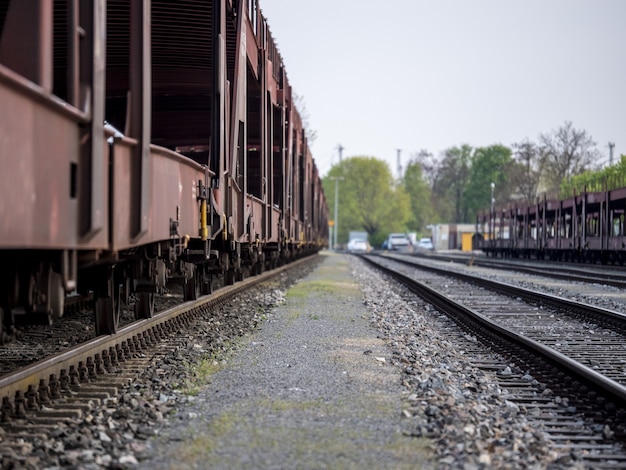 Línea de vagones de tren antiguo en una vía férrea