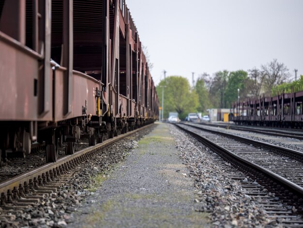 Línea de vagones de tren antiguo en una vía férrea