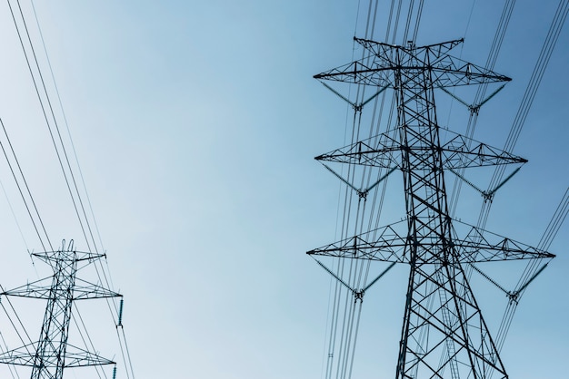 Líneas eléctricas de alta tensión en el cielo azul