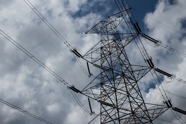 Líneas eléctricas con nubes en el fondo