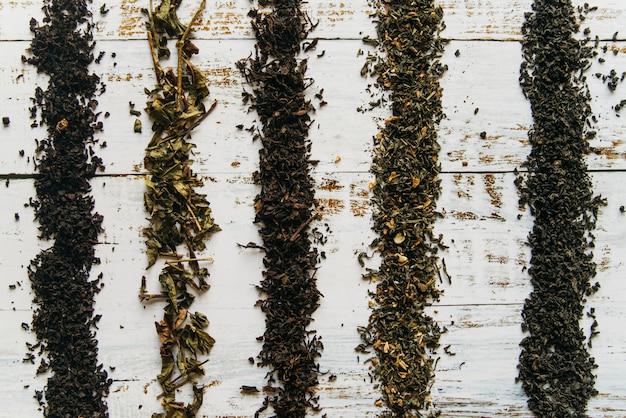 Foto gratuita líneas hechas con hierbas secas de té en el escritorio blanco