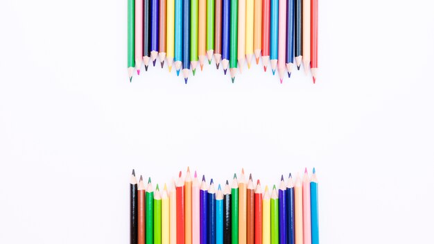 Líneas onduladas de lápices afilados