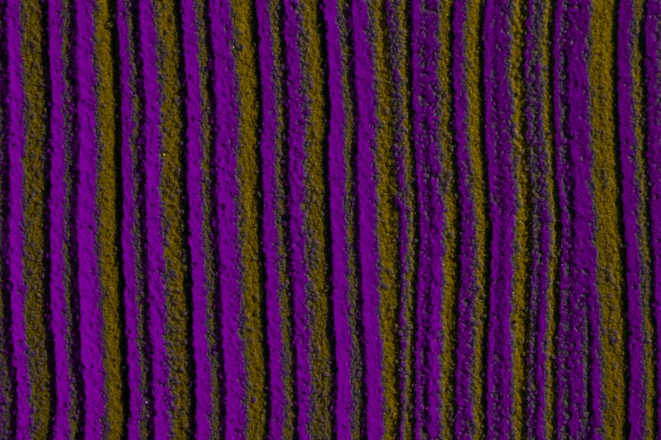 Foto gratuito líneas paralelas simples en arena violeta