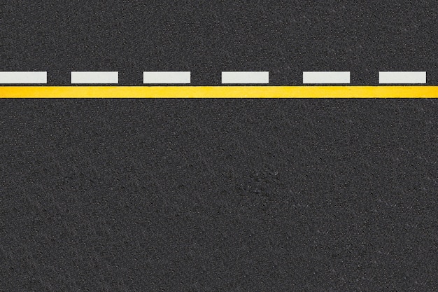 Líneas de tráfico en fondo de carreteras asfaltadas.