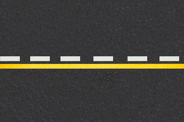 Líneas de tráfico en fondo de carreteras asfaltadas.