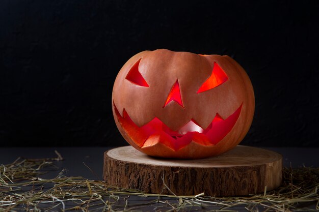 Foto gratuita linterna de calabaza tallada de halloween de miedo con cara espeluznante