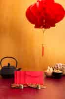 Foto gratuita linterna con sobres y tetera para año nuevo chino
