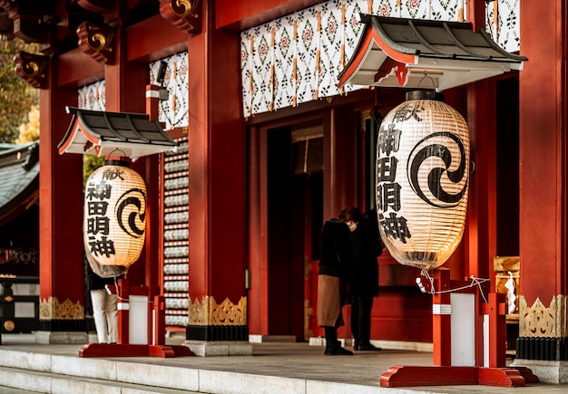 Linternas colgadas en la entrada del templo japonés.