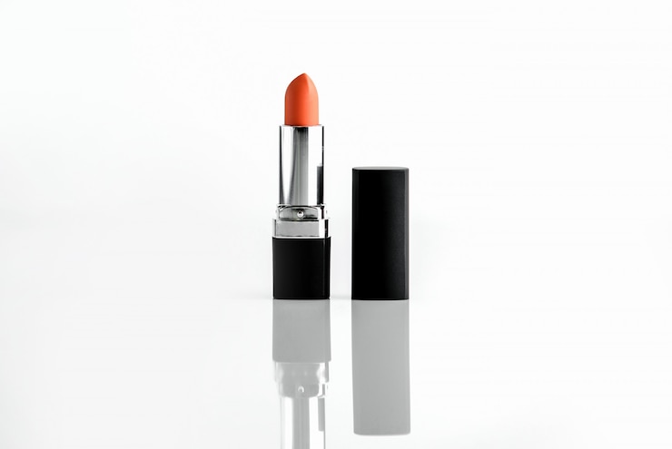 Foto gratuito lipstick rojo de frente hecho de plástico negro y cromado