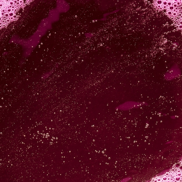 Líquido de color púrpura con burbujas