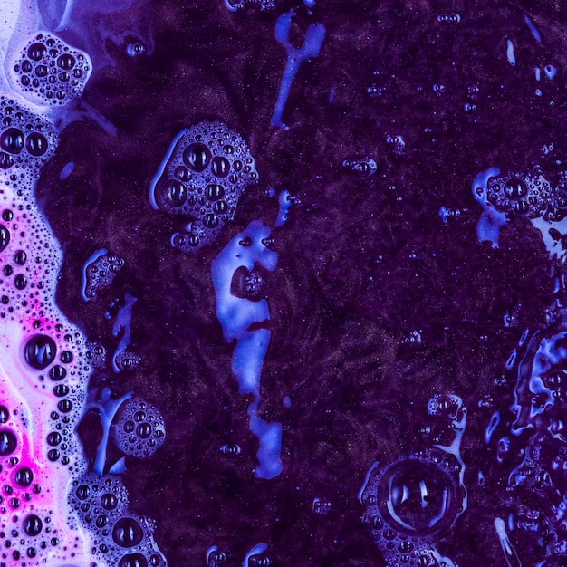 Foto gratuita líquido negro hirviendo con espuma azul.