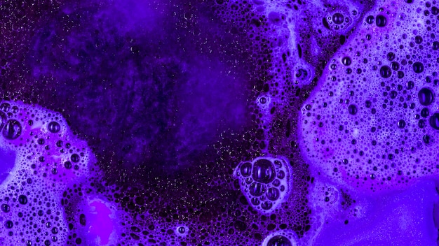 Líquido violeta hirviendo con espuma.