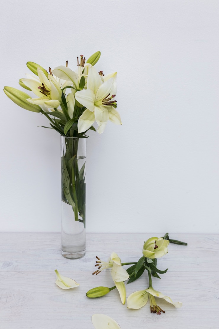 Foto gratuito lirios amarillos en florero