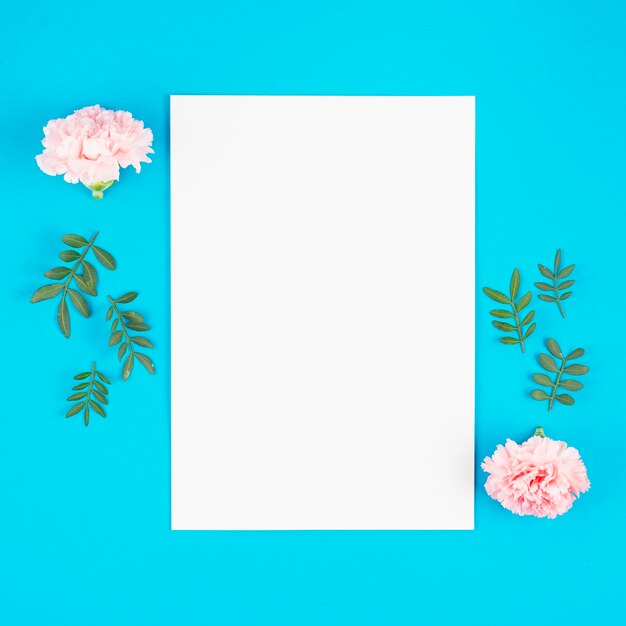 Lista de papel con flores sobre fondo brillante