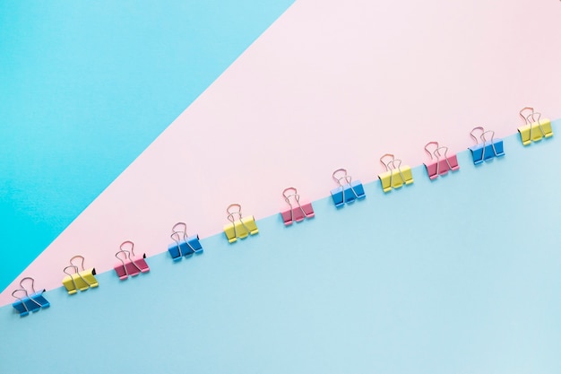 Listas de papel de colores con clips