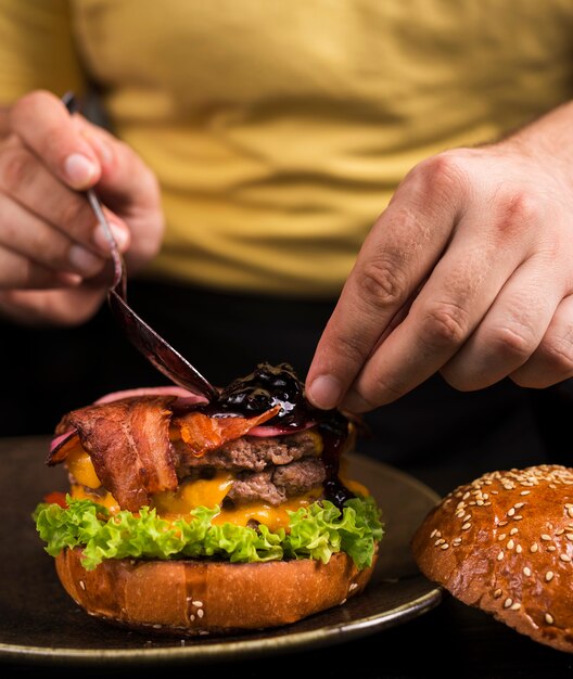 Listo para servir hamburguesa doble de ternera con tocino