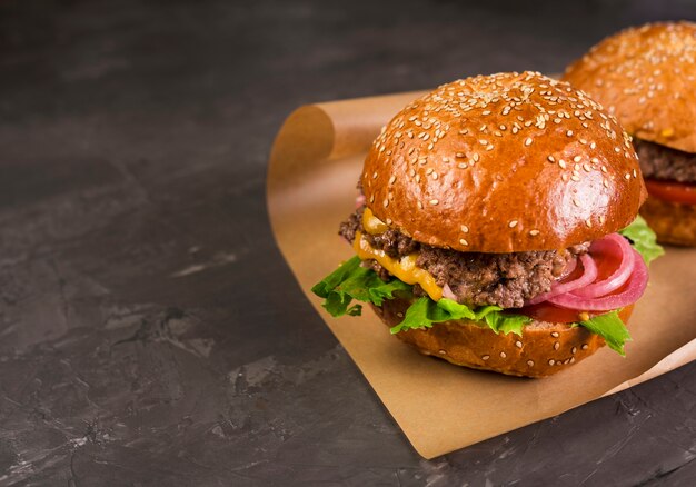 Listo para servir hamburguesas de carne clásicas con lechuga