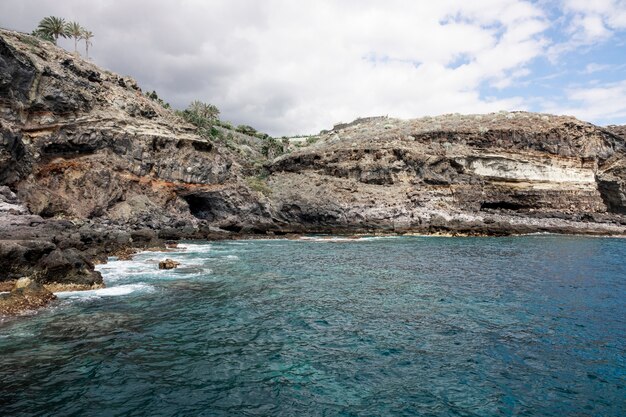 Litoral rocoso con agua azul