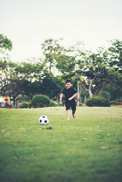 Little Boy jugando al fútbol soccer