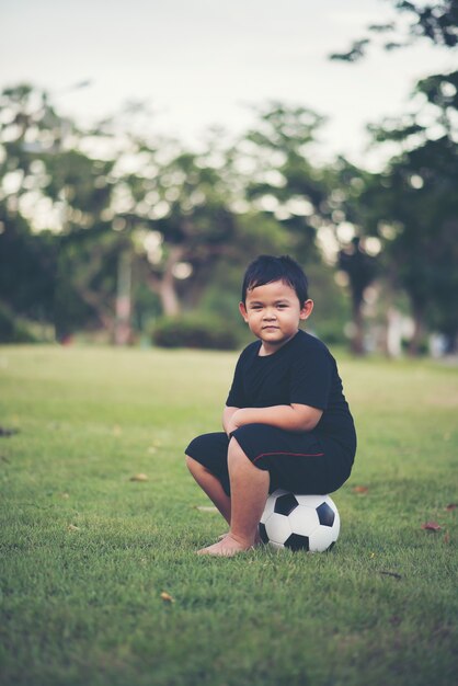 Little Boy jugando al fútbol soccer