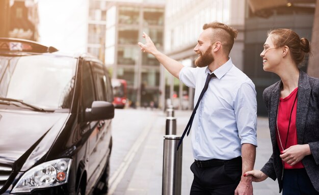 Llama al taxi, no podemos llegar tarde a la reunión