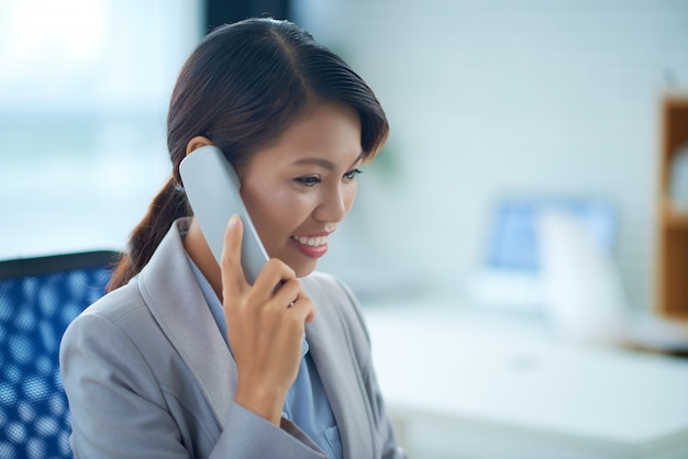 Llamando a mujer de negocios