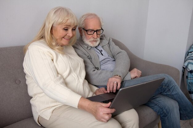 Llame en línea. Reunión con familiares, familia a través de Internet, redes sociales, aplicaciones, aplicaciones móviles.