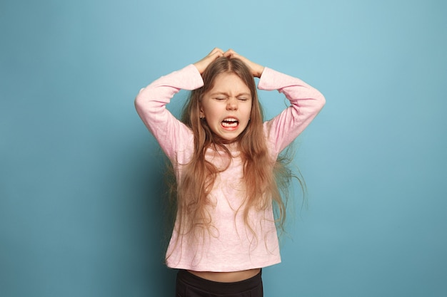 El llanto. Chica adolescente en azul. Expresiones faciales y concepto de emociones de personas.