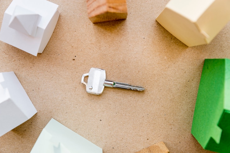 Foto gratuito llave en el centro rodeada de diferentes tipos de casas de papel.