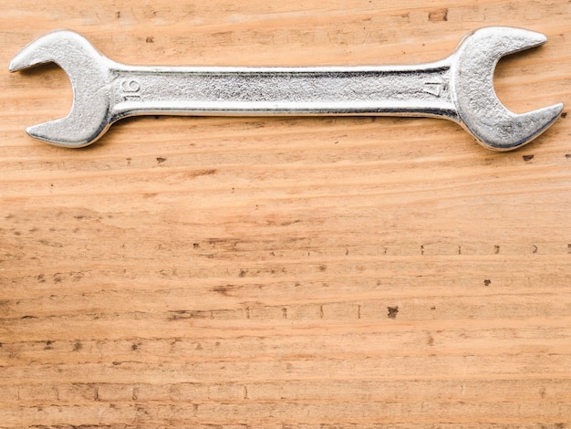 Foto gratuita llave grande de metal en mesa de madera