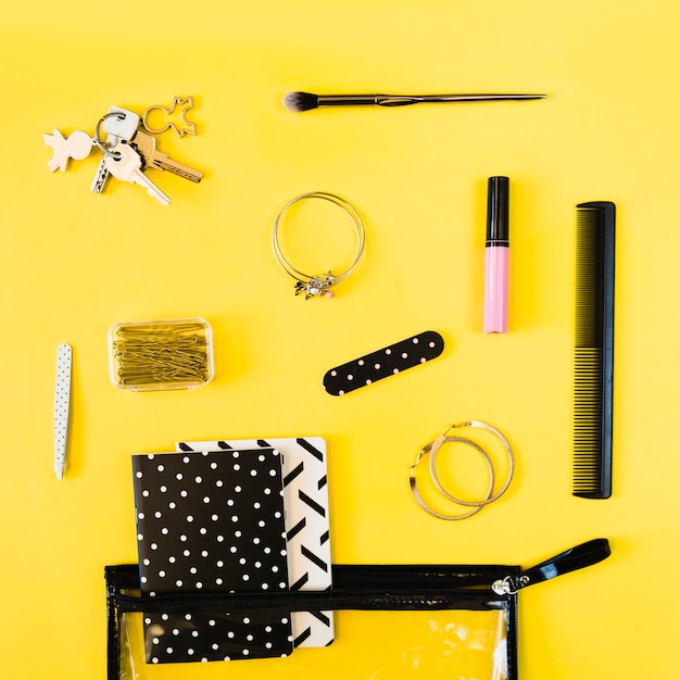 Llaves y productos de belleza cerca de la bolsa de cosméticos