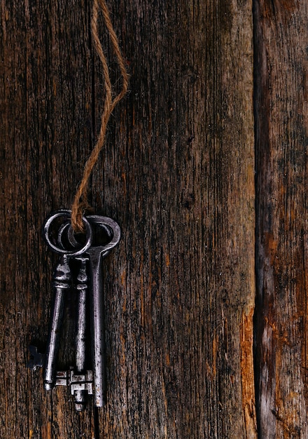 Llaves rústicas en mesa de madera