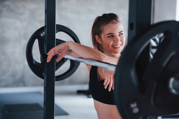 Llena de energía. Hermosa mujer rubia en el gimnasio en su fin de semana