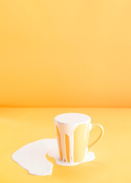 Llenando taza con demasiada leche