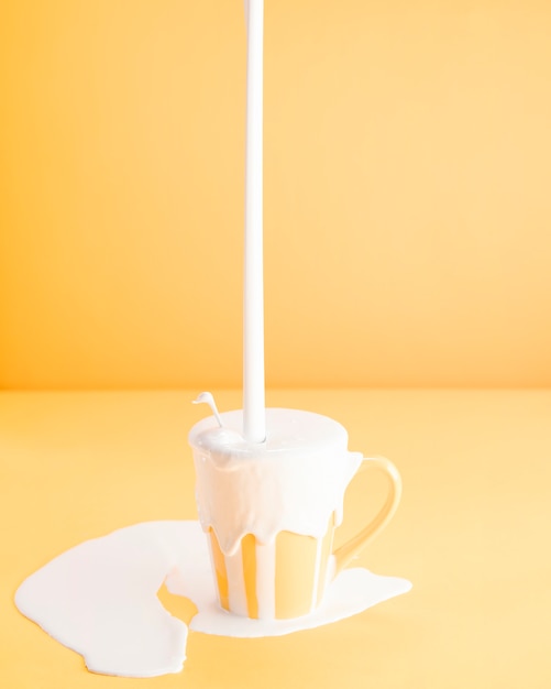 Foto gratuita llenando taza con demasiada leche