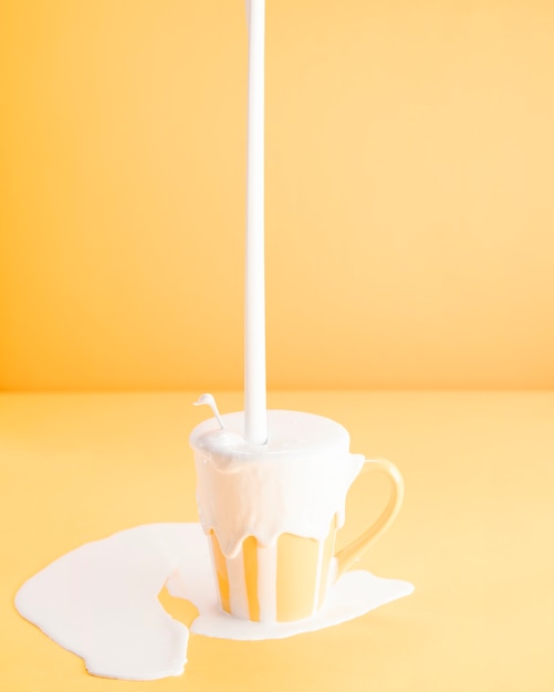 Llenando taza con demasiada leche