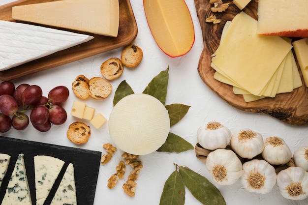 Foto gratuita lleno de ingredientes saludables para un delicioso desayuno sobre fondo blanco