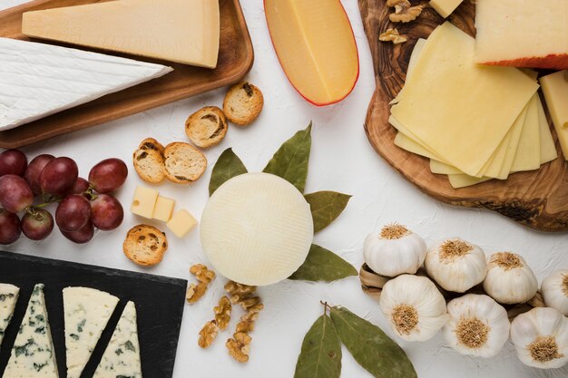 Lleno de ingredientes saludables para un delicioso desayuno sobre fondo blanco