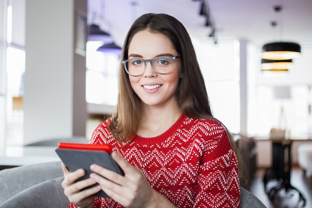 Foto gratuita llevaba gafas positivo de interior roja