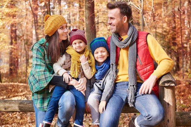 Llevando a la familia a un gran viaje al bosque